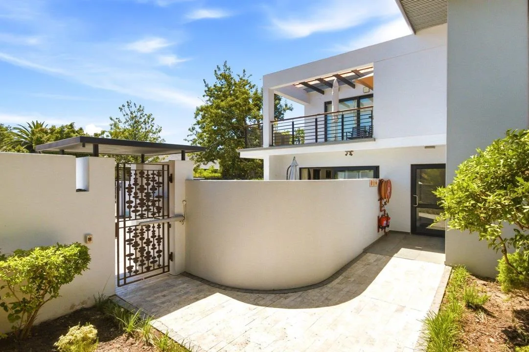 2 Bedroom Apartment / flat for sale in Stuarts Hill