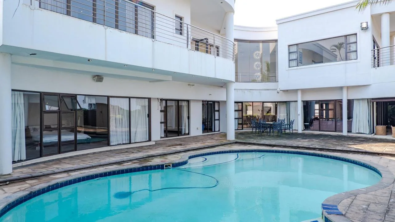 8 Bedroom House for sale in La Lucia
