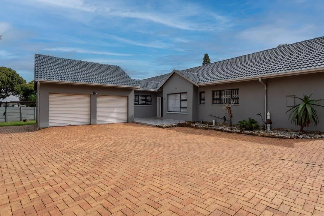 4 Bedroom House for sale in Brackenhurst