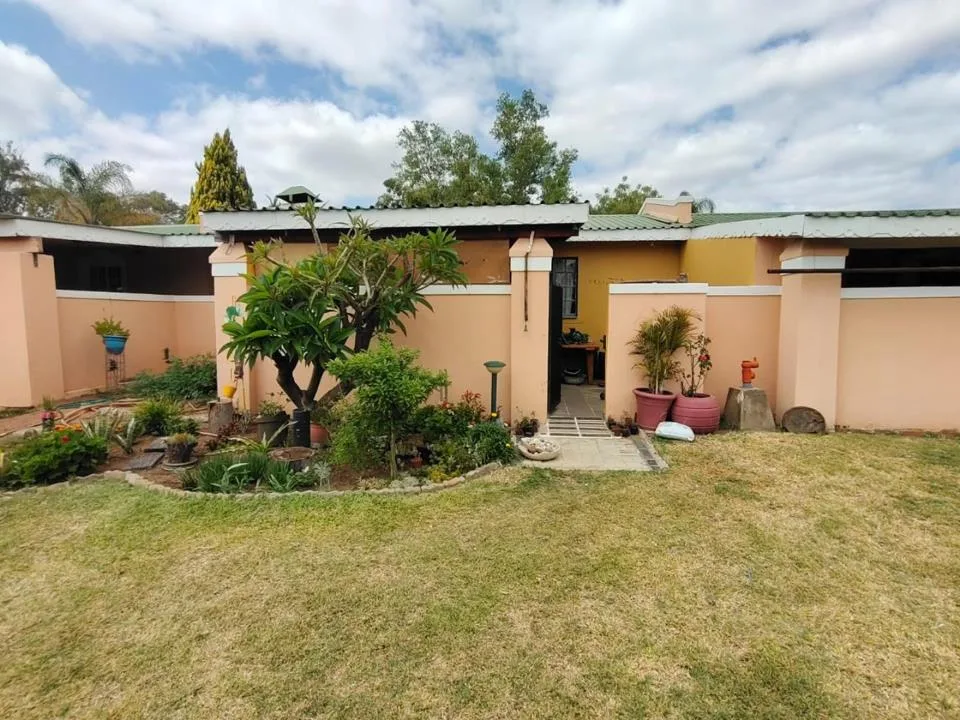 2 Bedroom House for sale in Rooiberg