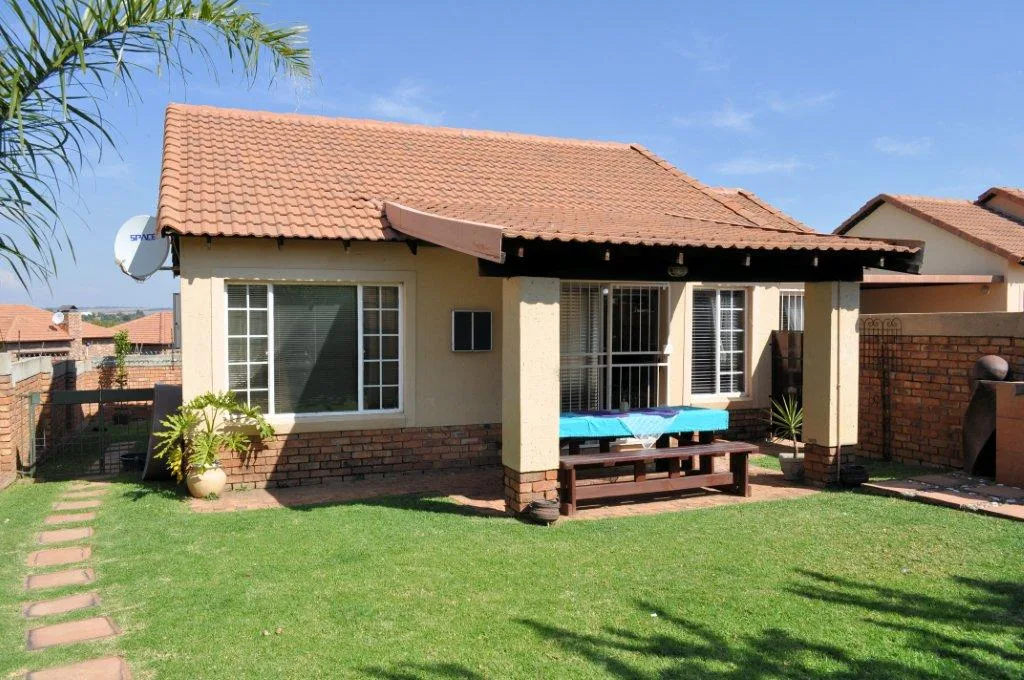 2 Bedroom Townhouse for sale in Rooihuiskraal North
