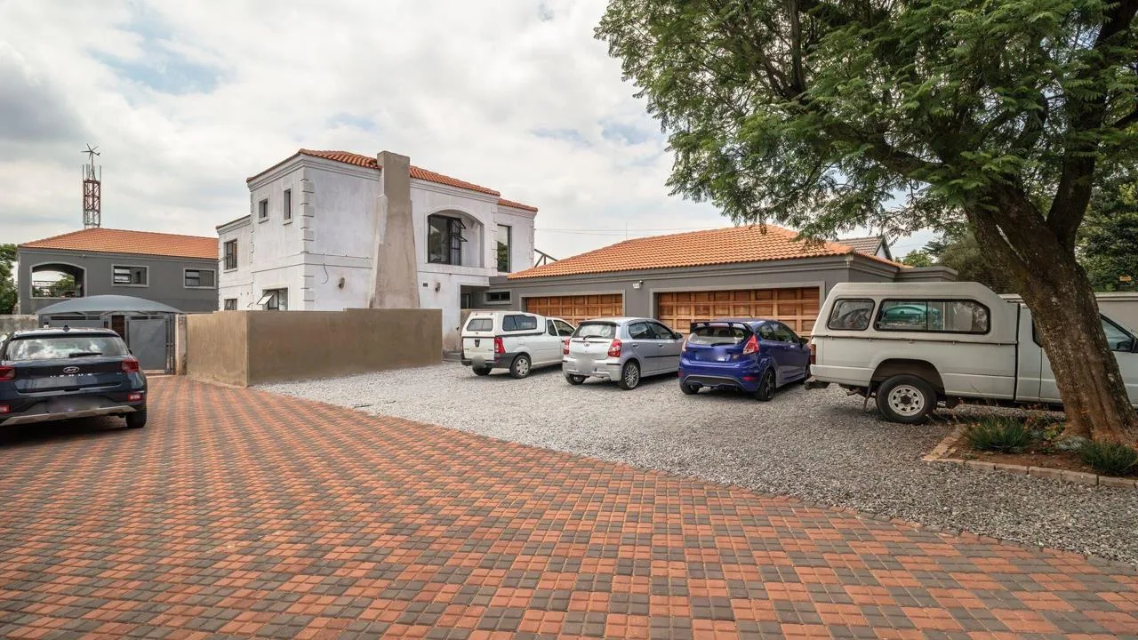 9 Bedroom House for sale in Sunnyridge