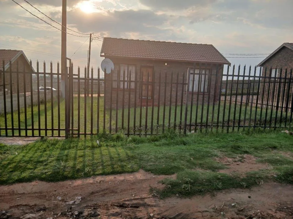 2 Bedroom House for sale in Phola