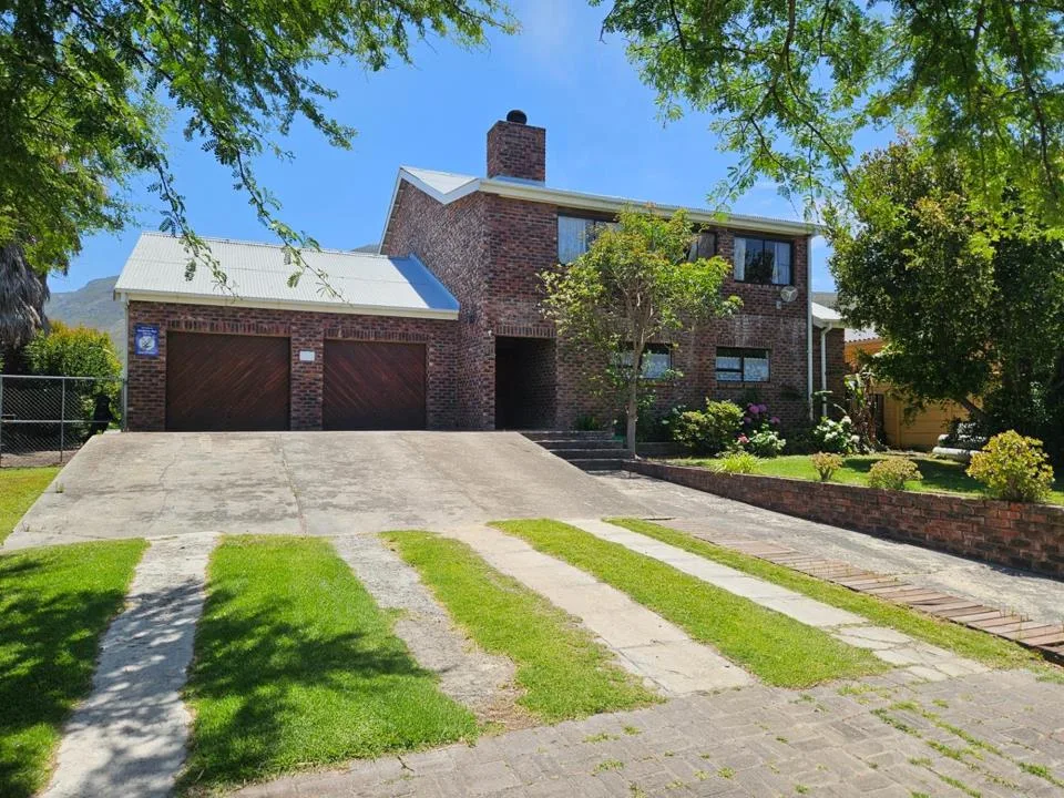 3 Bedroom House for sale in Heuningkloof