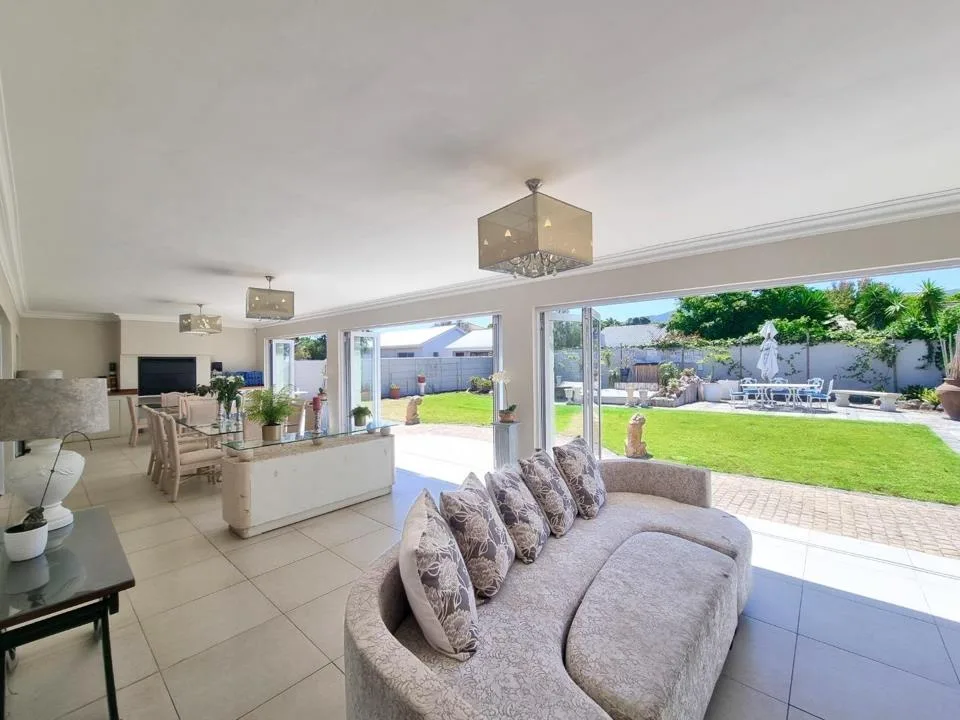 5 Bedroom House for sale in Sandbaai