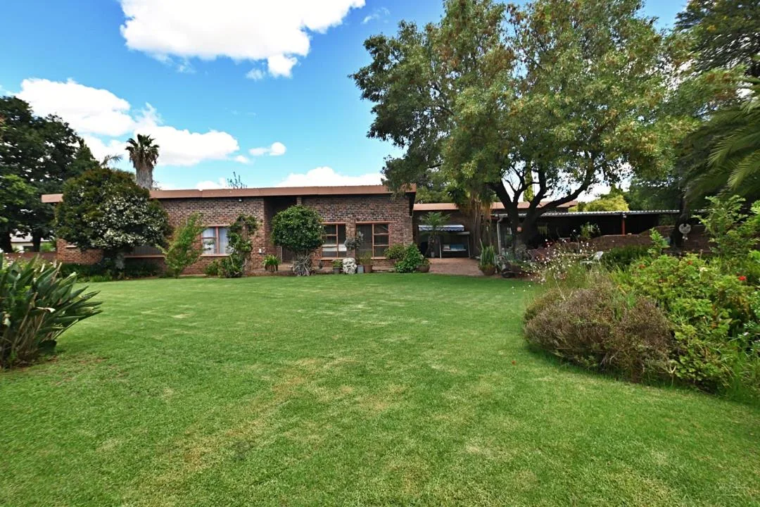 4 Bedroom House for sale in Riebeeckstad