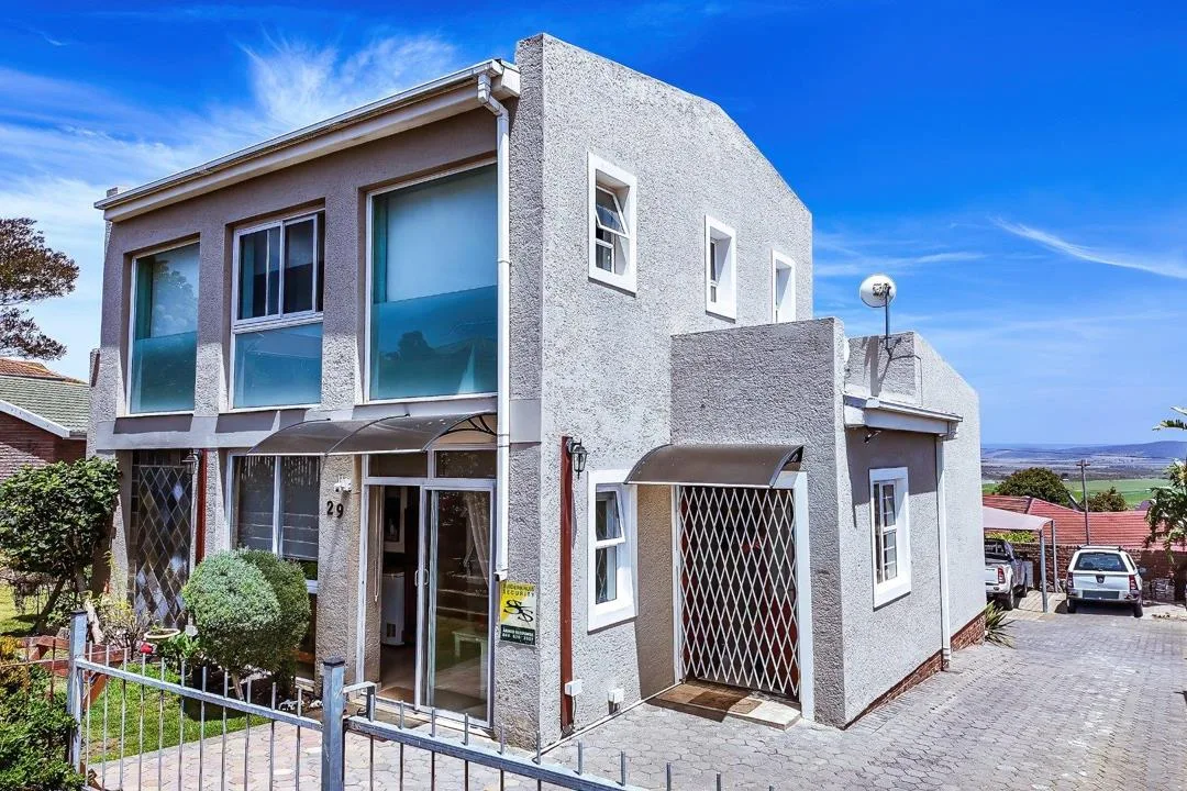 4 Bedroom House for sale in Fraaiuitsig
