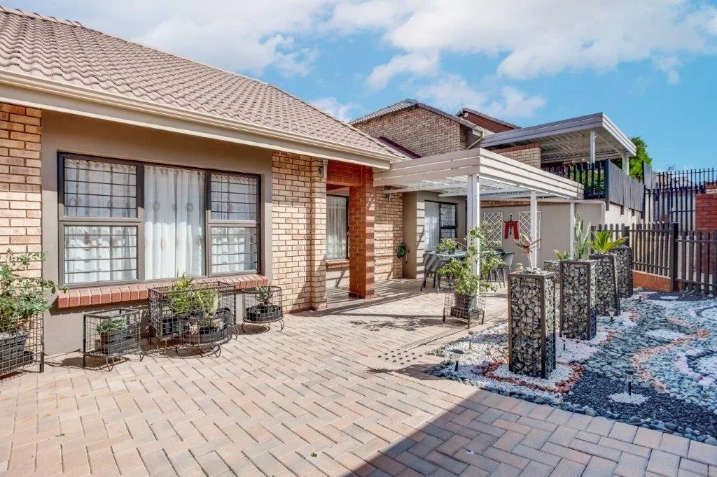 3 Bedroom Townhouse for sale in Olivedale