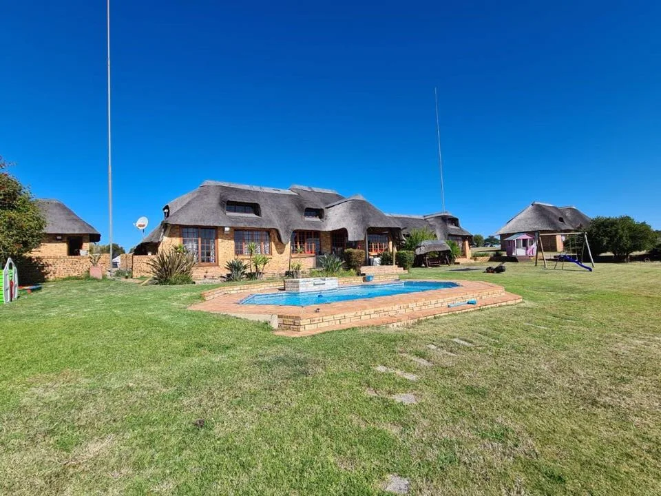 6 Bedroom House for sale in Oranjeville