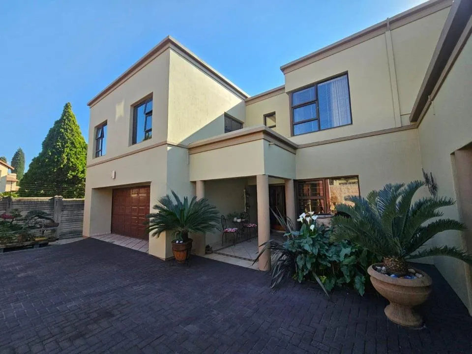 5 Bedroom House for sale in Vaalpark