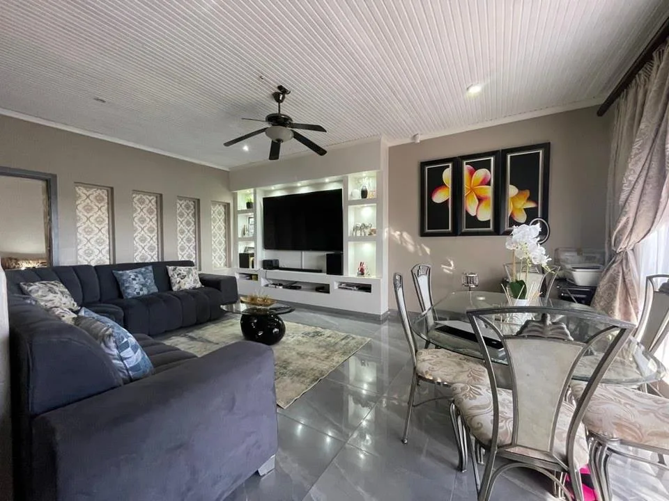 5 Bedroom House for sale in Amalinda