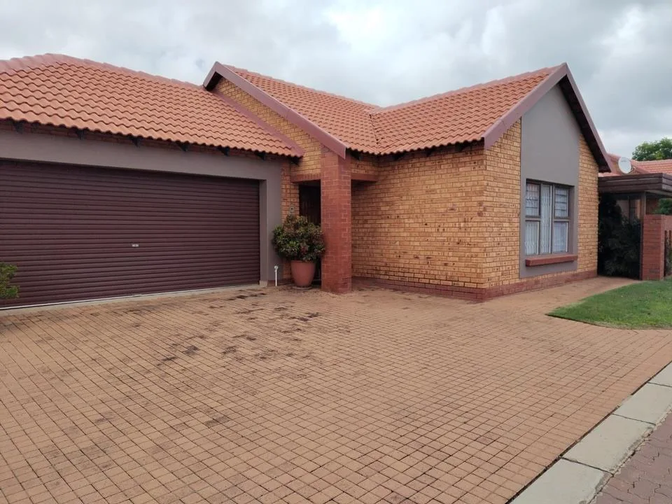 3 Bedroom Townhouse for sale in Willow Park Manor