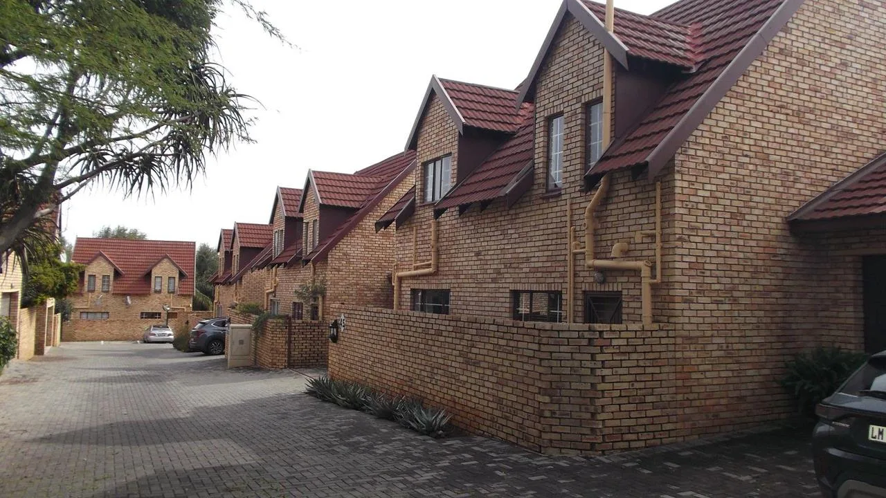 4 Bedroom Townhouse for sale in Willowbrook