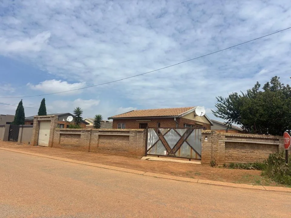 2 Bedroom House for sale in Toekomsrus