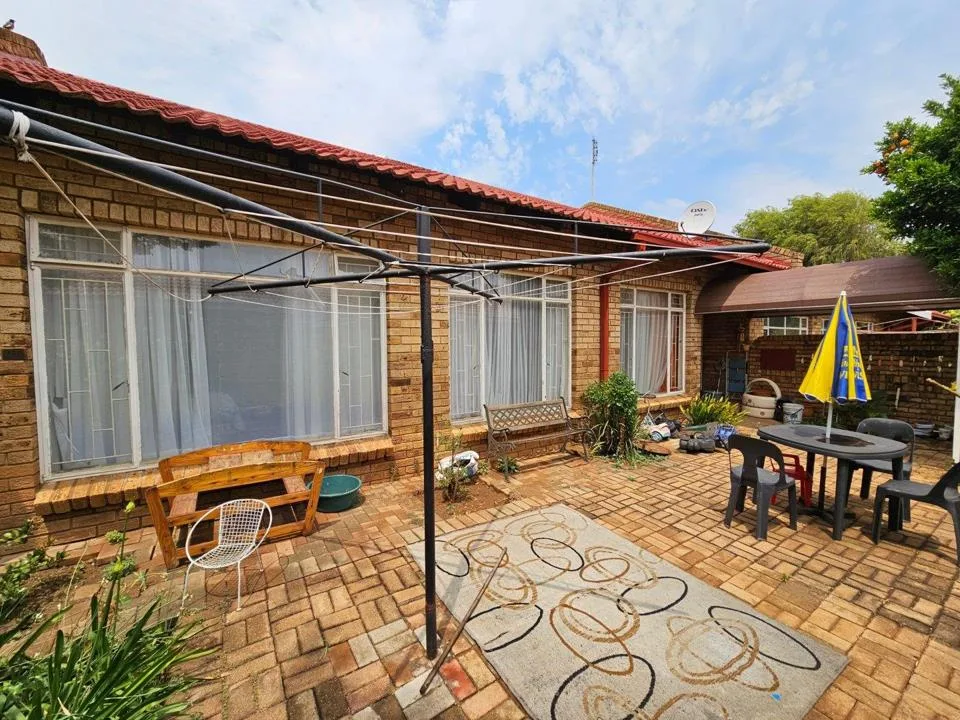 2 Bedroom Townhouse for sale in Neserhof