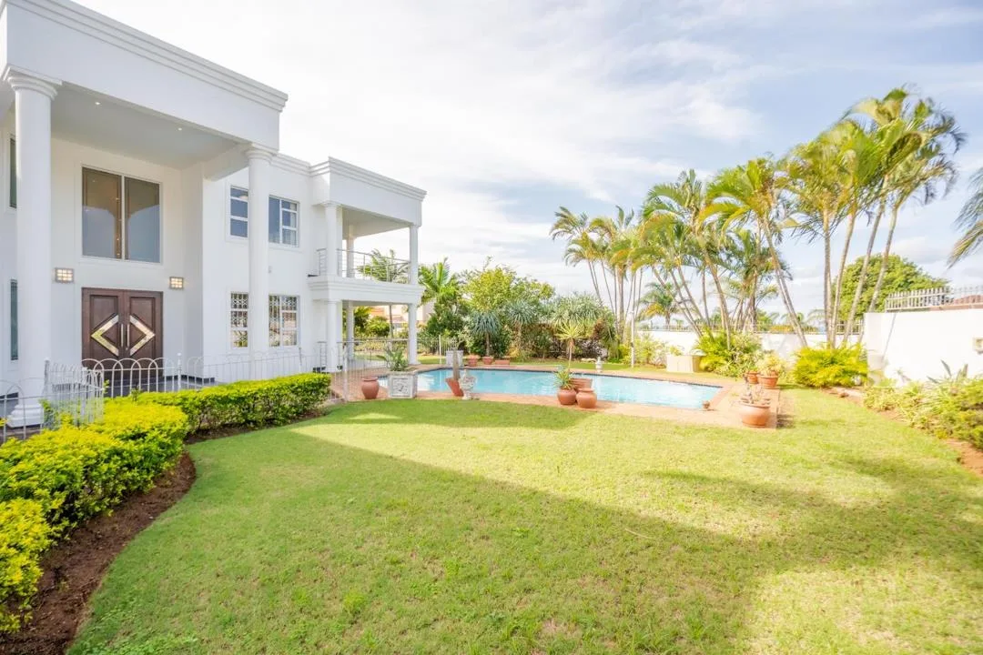 6 Bedroom House for sale in La Lucia