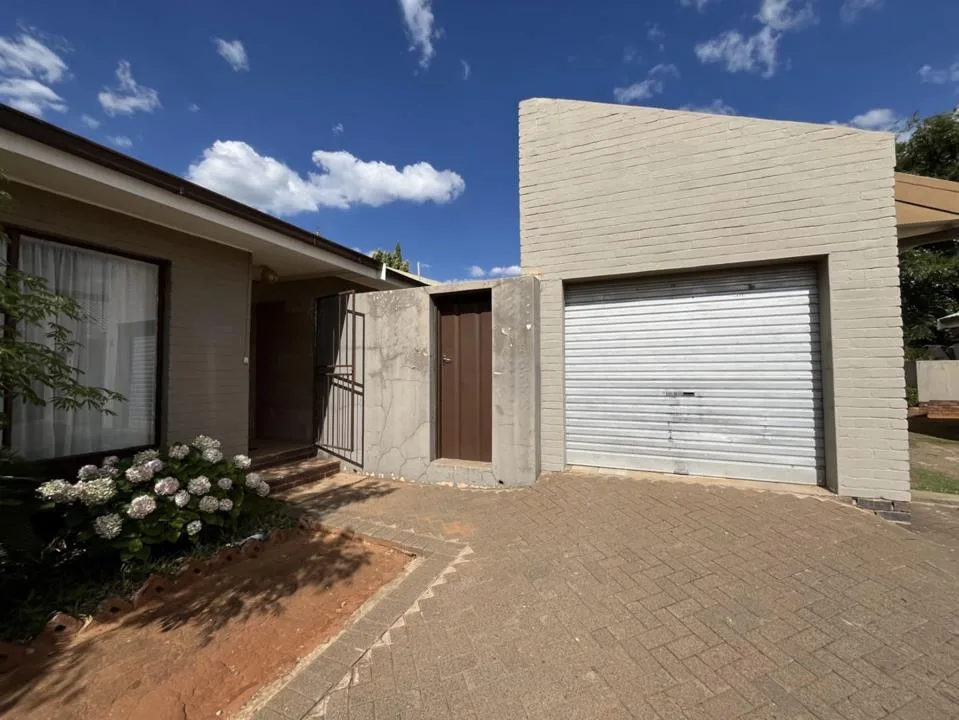 2 Bedroom Townhouse for sale in Langenhovenpark