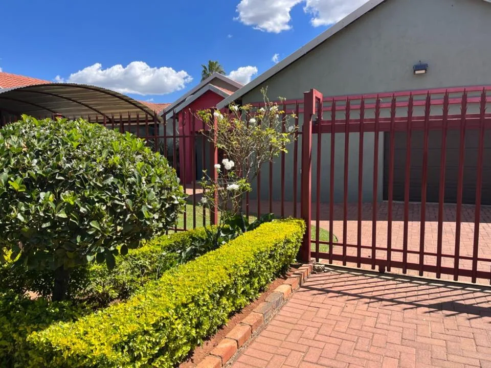 4 Bedroom House for sale in Aerorand