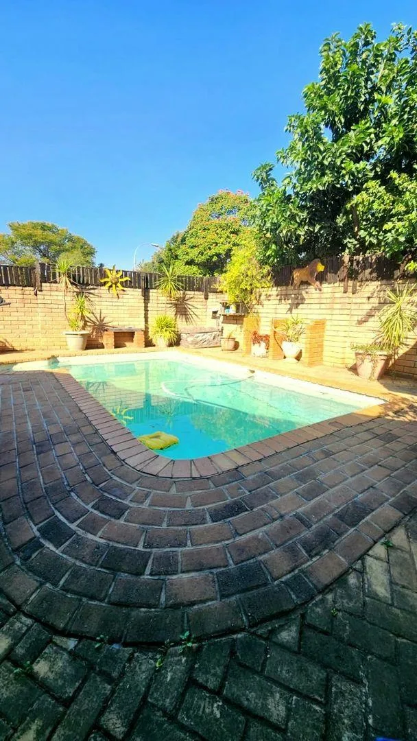 9 Bedroom House for sale in Geelhoutpark