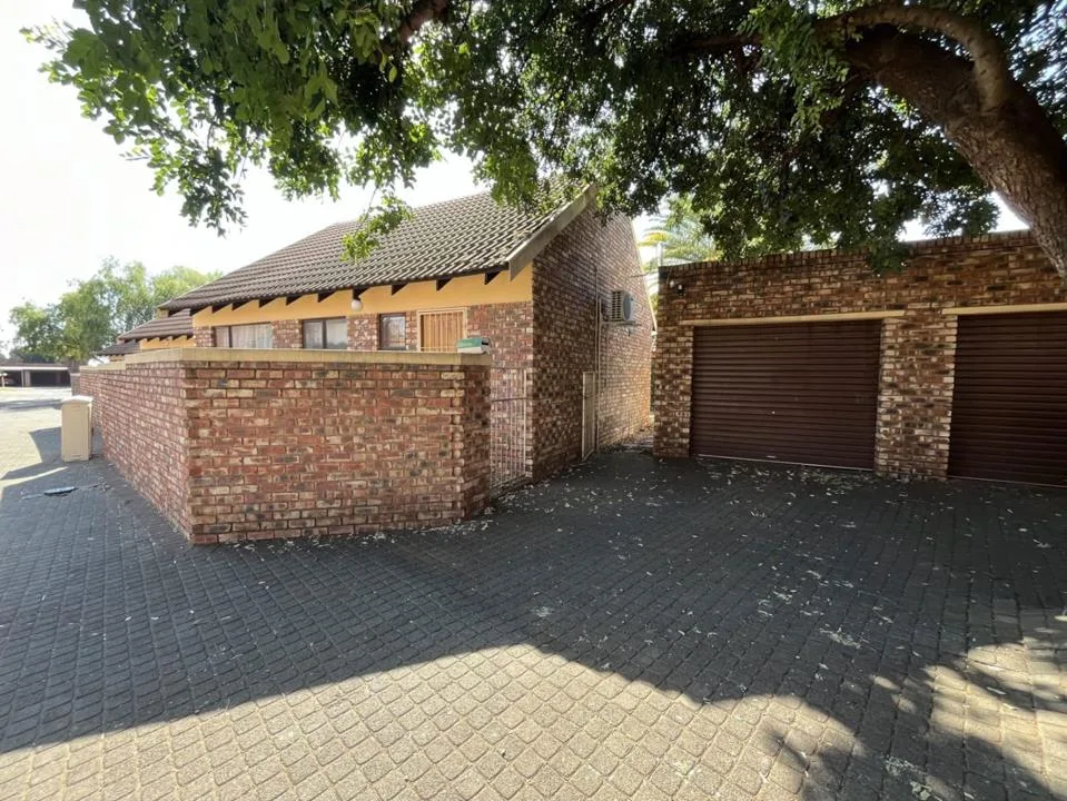 2 Bedroom Townhouse for sale in Langenhovenpark