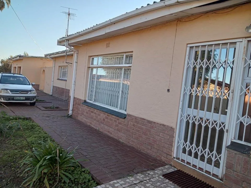4 Bedroom House for sale in Selosesha