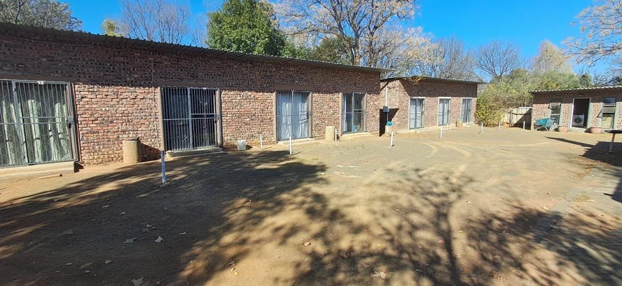 10 Bedroom House for sale in Universitas