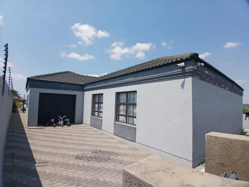 3 Bedroom House for sale in Mahlasedi Park