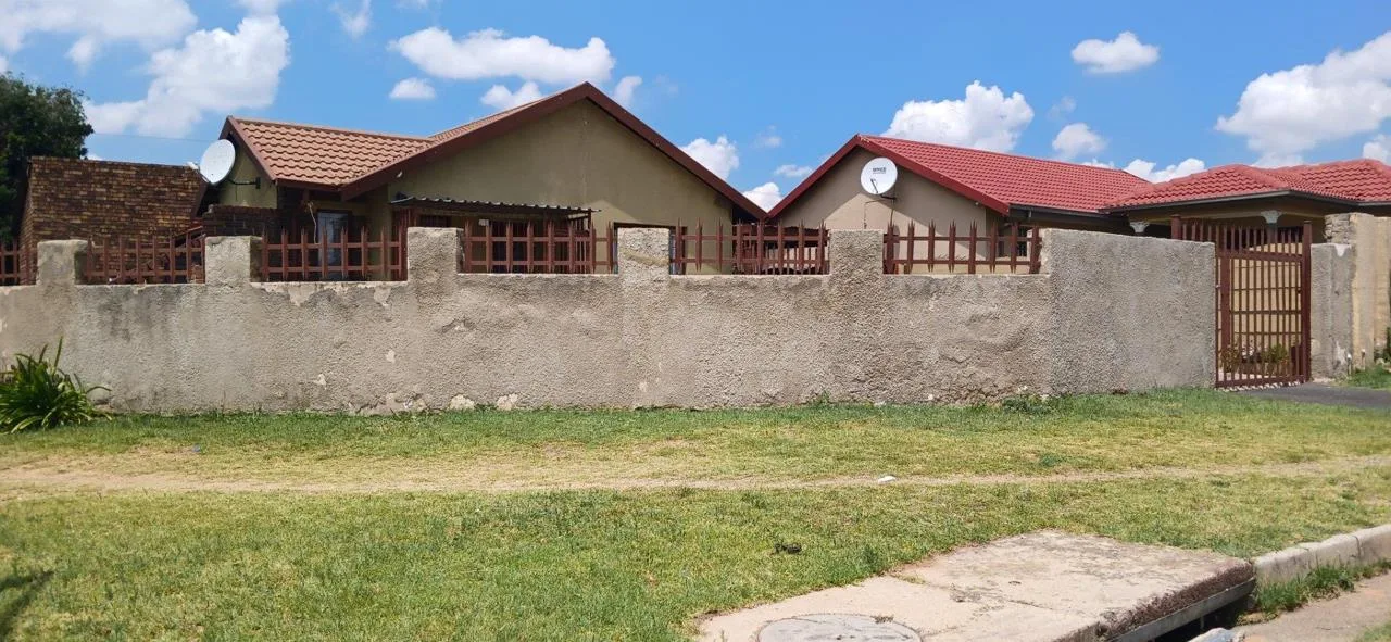 2 Bedroom House for sale in Delmore Park