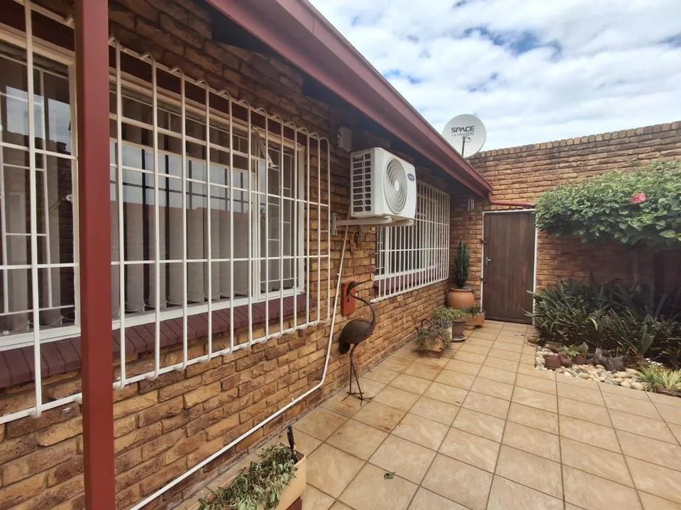 3 Bedroom Townhouse for sale in Glen Marais