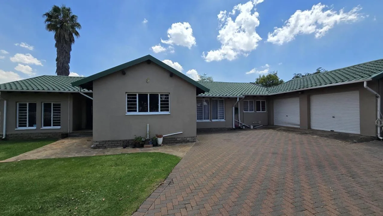 4 Bedroom House for sale in Verwoerdpark