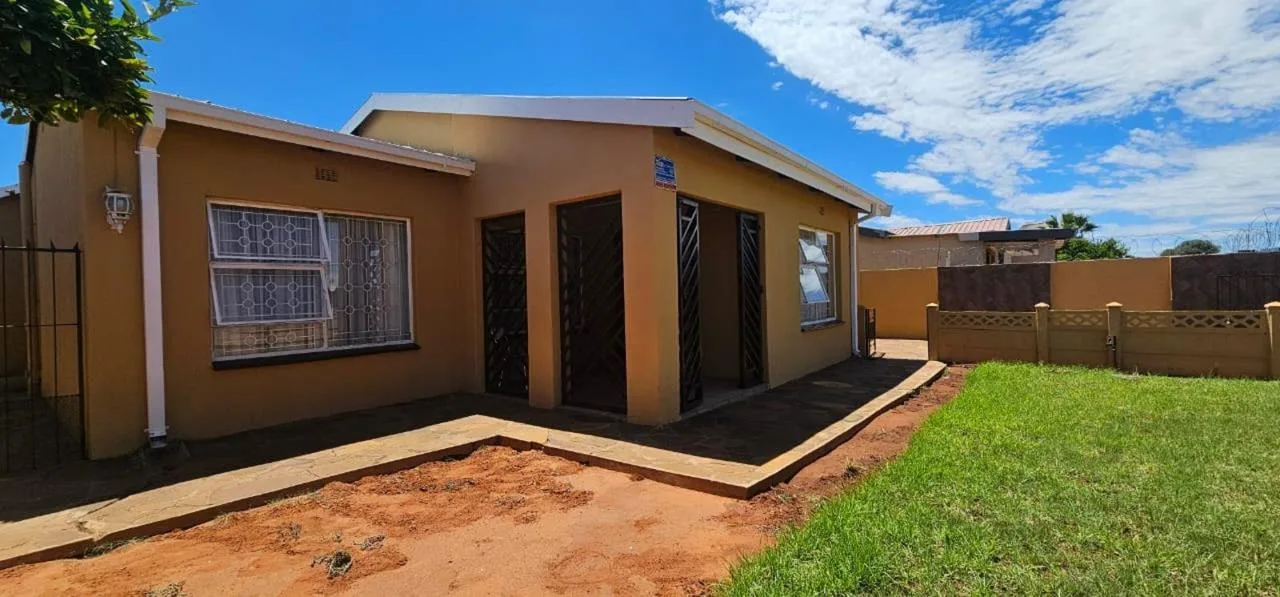 3 Bedroom House for sale in Roodepan