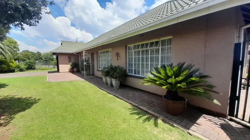 3 Bedroom House for sale in Vanderbijlpark SE 6