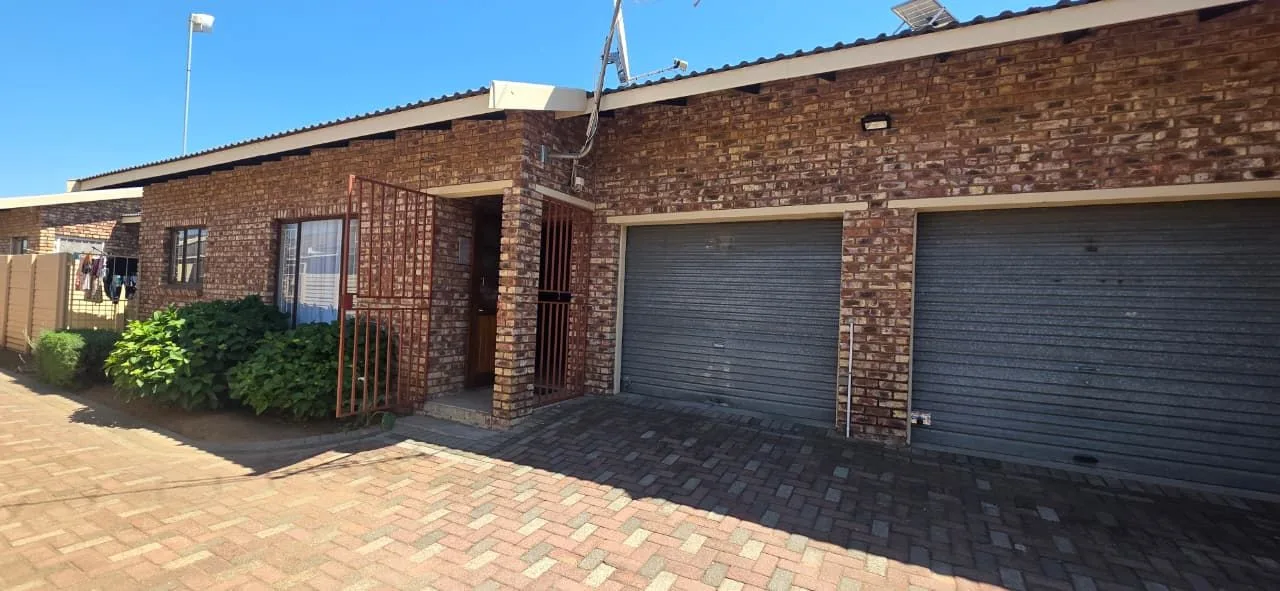 3 Bedroom Townhouse for sale in Riebeeckstad