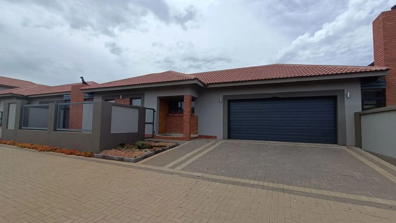 3 Bedroom Townhouse for sale in Spitskop SH
