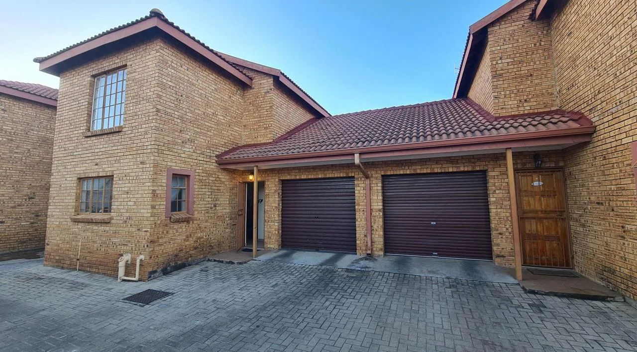 2 Bedroom Townhouse for sale in Die Bult