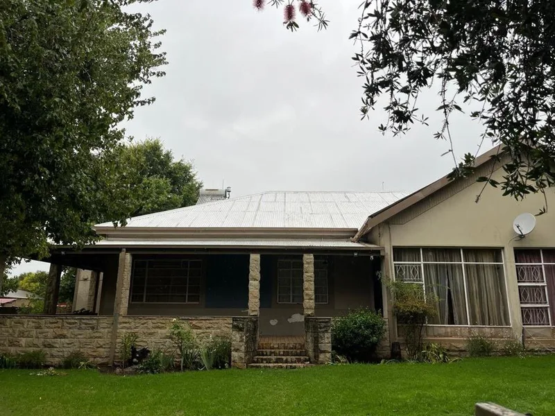 8 Bedroom House for sale in Reitz