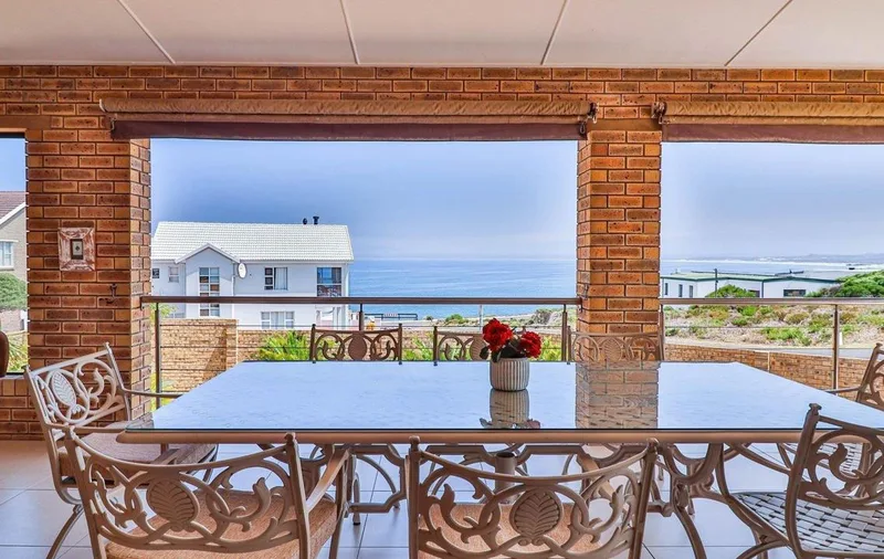 4 Bedroom House for sale in De Kelders