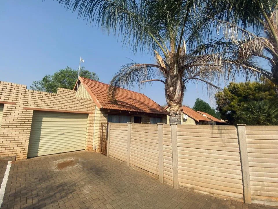 2 Bedroom Townhouse for sale in Langenhovenpark