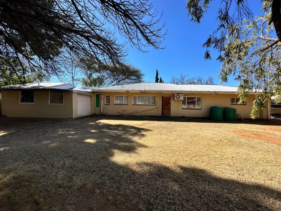 4 Bedroom House for sale in Universitas