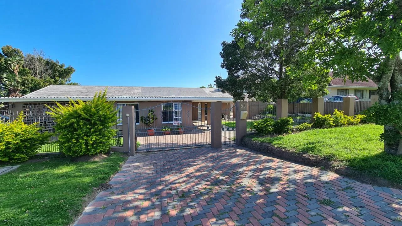 4 Bedroom House for sale in Beacon Bay
