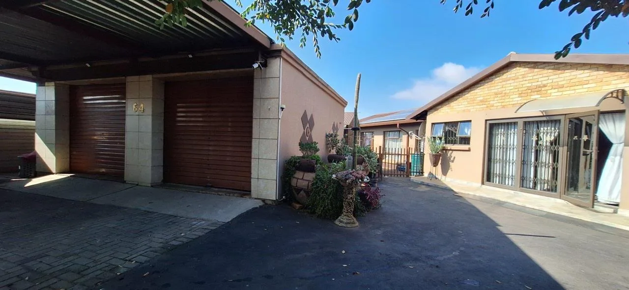 4 Bedroom House for sale in Kruinpark