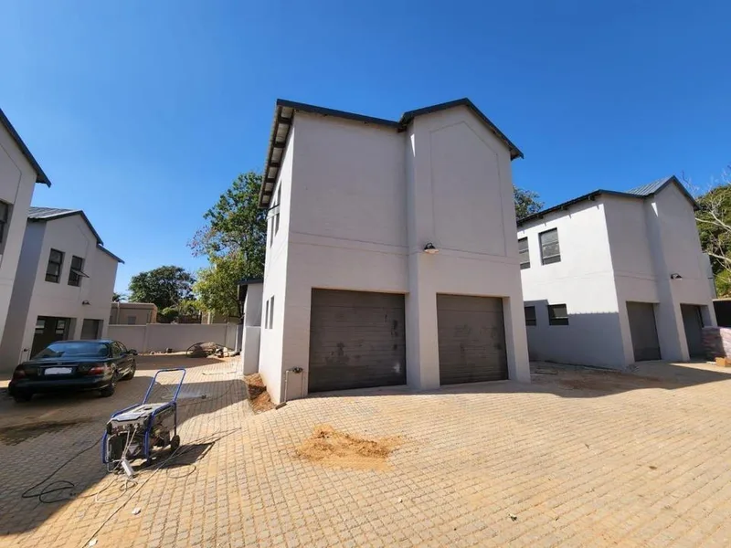 3 Bedroom Townhouse for sale in Magalieskruin
