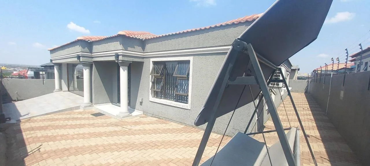 3 Bedroom House for sale in Mahlasedi Park