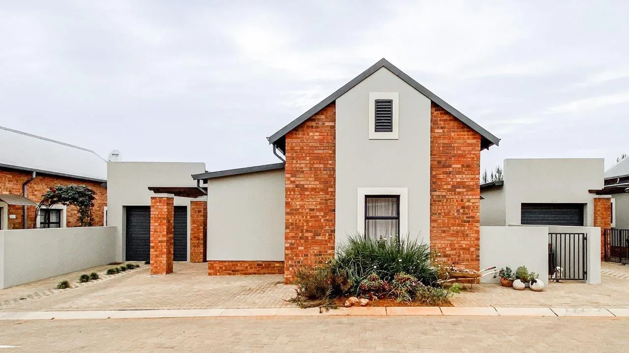 2 Bedroom Townhouse for sale in De Land Estate