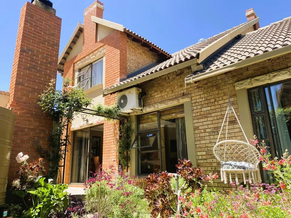 3 Bedroom House for sale in Langenhovenpark