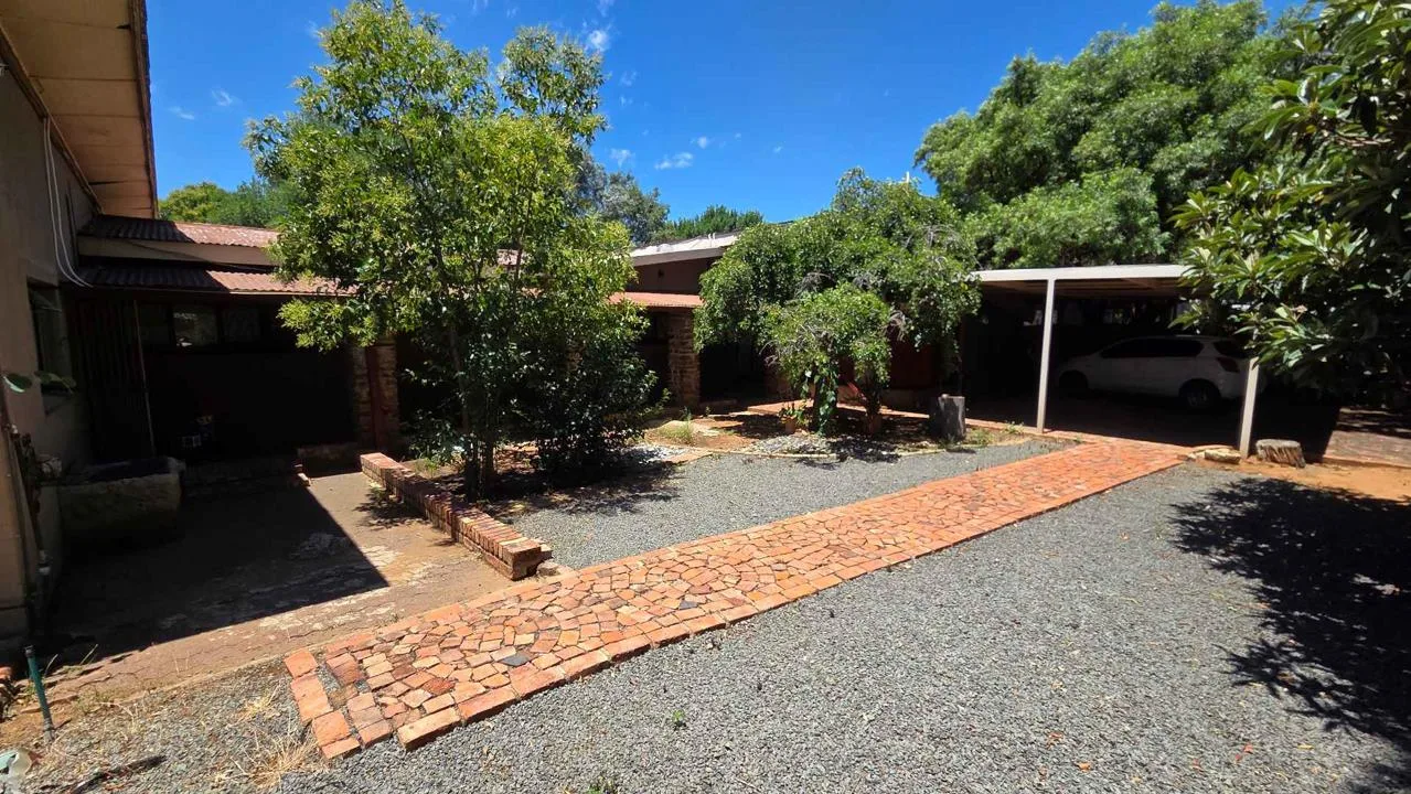 13 Bedroom House for sale in Universitas