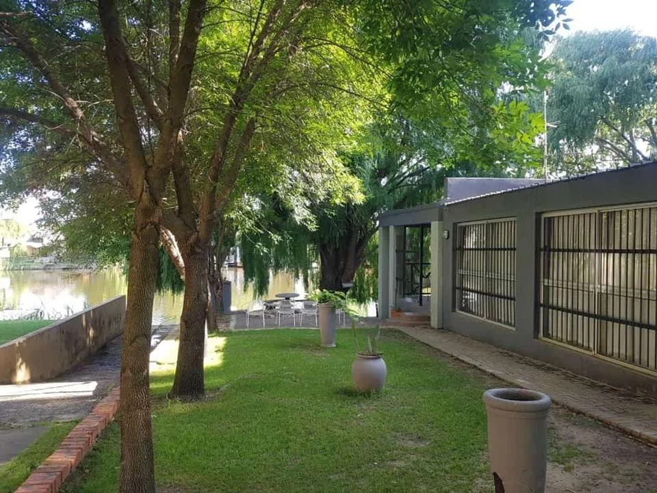 2 Bedroom House for sale in Maselspoort