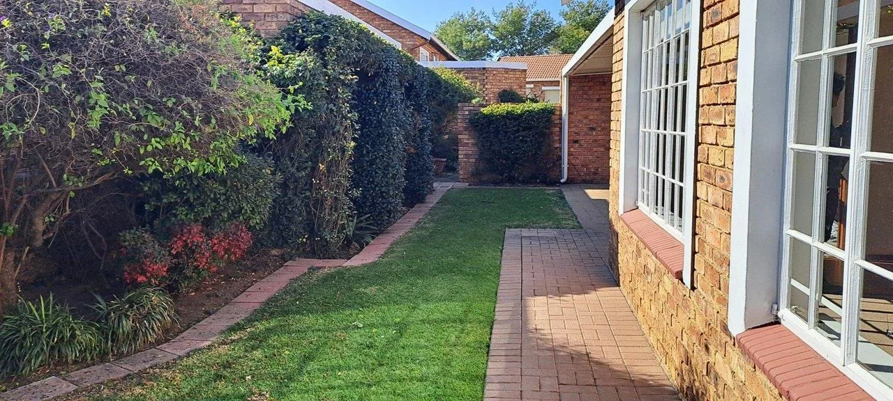 3 Bedroom Townhouse for sale in Honeydew Grove