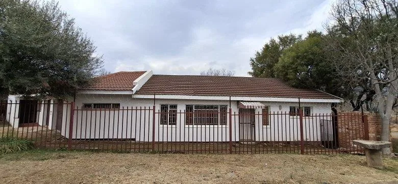 6 Bedroom House for sale in Ficksburg