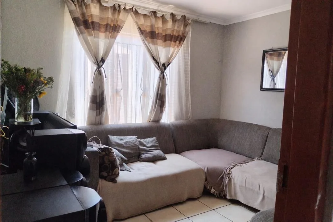 2 Bedroom House for sale in Buhle Park